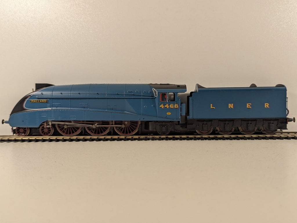 Hornby OO Gauge Class A4 'Mallard' Steam Locomotive 4468 LNER Garter Blue R2339