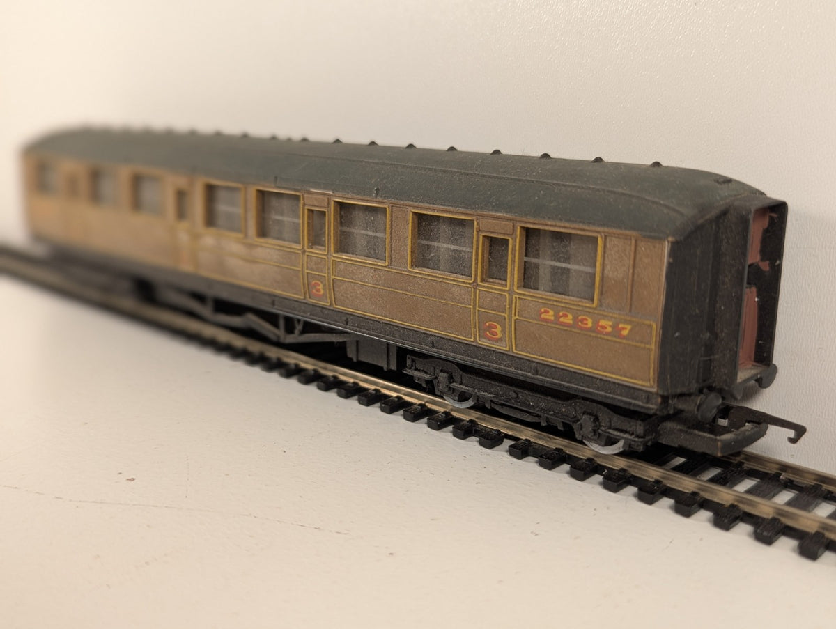 Hornby OO Gauge LNER Gresley Teak Coach – Repainted Roof