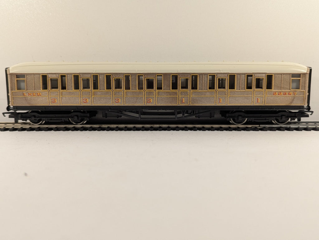 Hornby OO Gauge Gresley Composite Coach Passenger Coach 22357 LNER Teak R435
