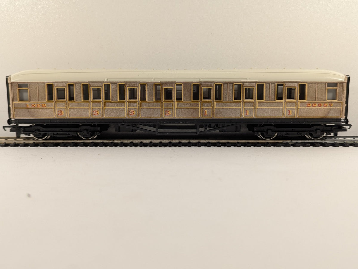 Hornby OO Gauge Gresley Composite Coach Passenger Coach 22357 LNER Teak R435