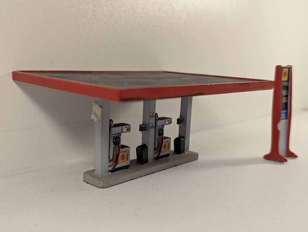 Hornby OO Gauge Skaledale Petrol Pumps Scenic Accessories Burmah R8535