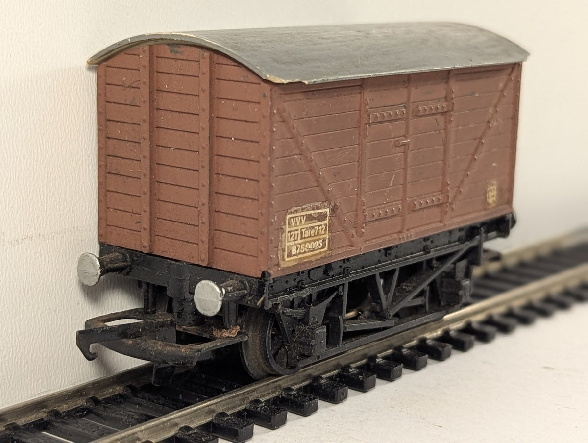 Tri-ang OO Gauge 12T Ventilated Van Goods Van B750023 BR Bauxite R.12