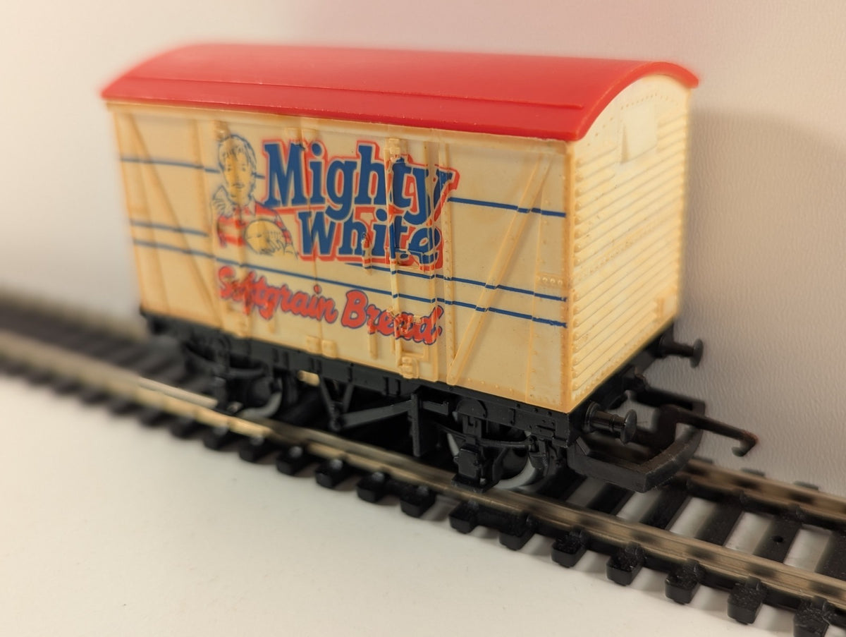 Hornby R726 OO Gauge Mighty White Softgrain Bread Closed Van