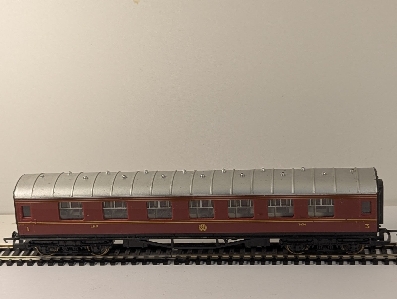 Hornby OO Gauge LMS Stanier Composite Coach 3934 Crimson Lake