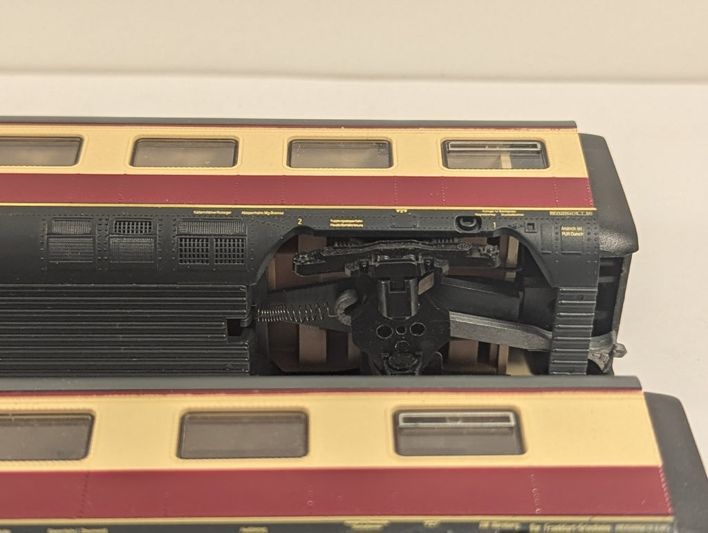 Roco H0eGauge Deutsche Bundesbahn Passenger Coaches - Missing Couplings & Wheels