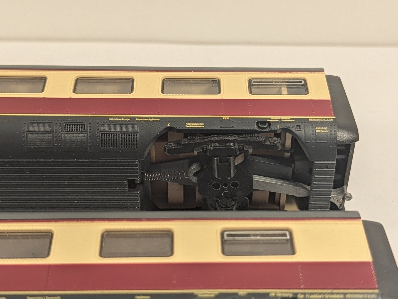 Roco H0eGauge Deutsche Bundesbahn Passenger Coaches - Missing Couplings & Wheels