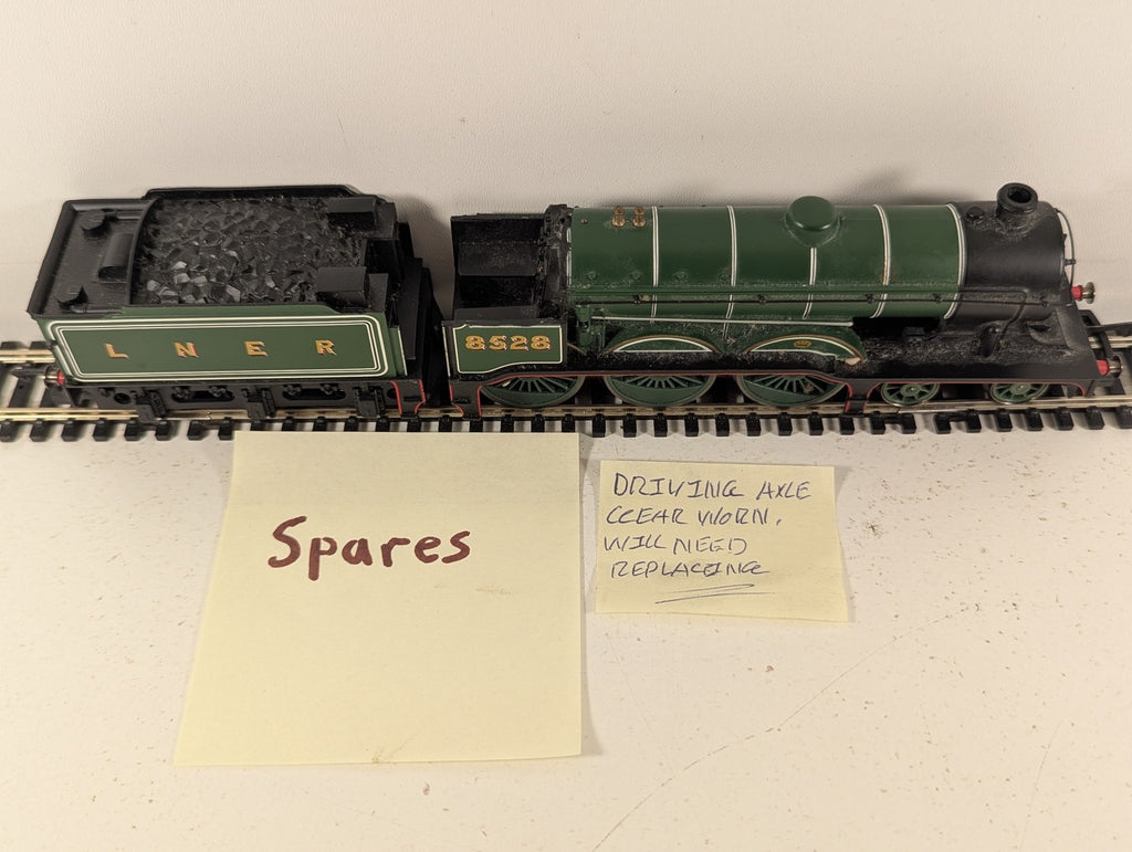 Hornby OO Gauge Class B12 Steam Locomotive 8528 LNER Green R2527