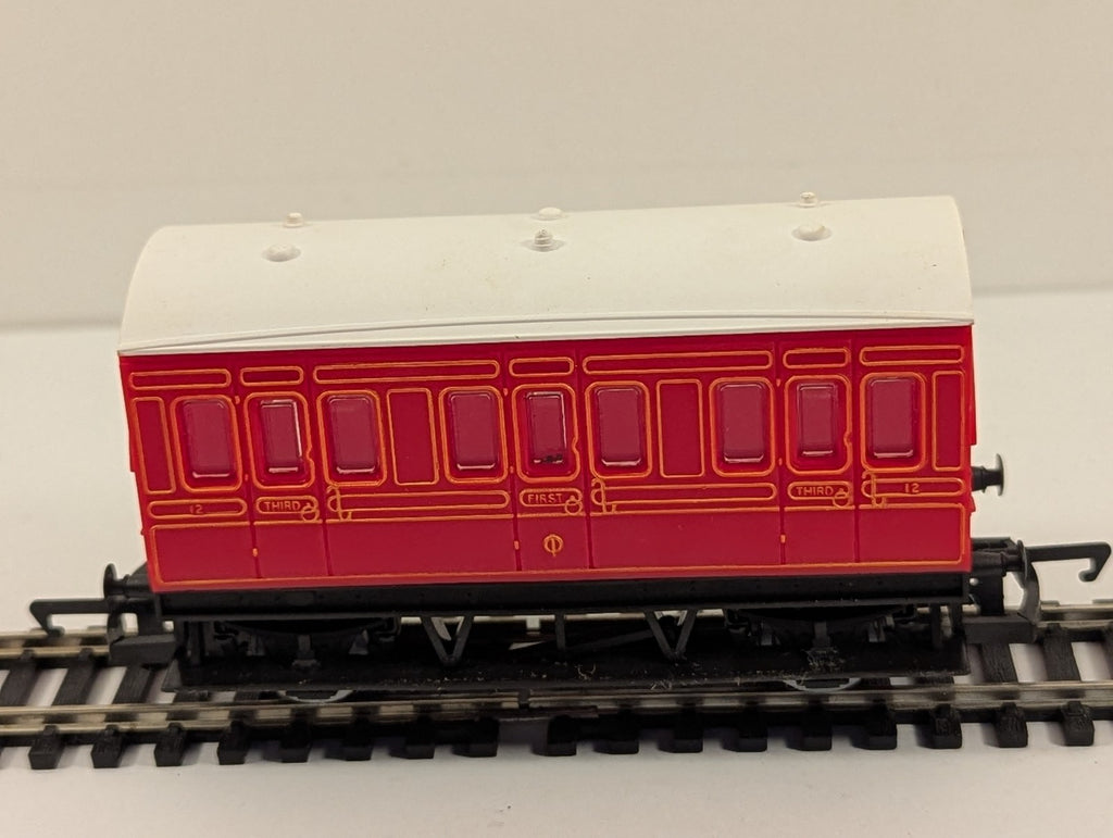 Hornby OO Gauge Compartment Red 4-Wheel Composite Coach Passenger Coach 12