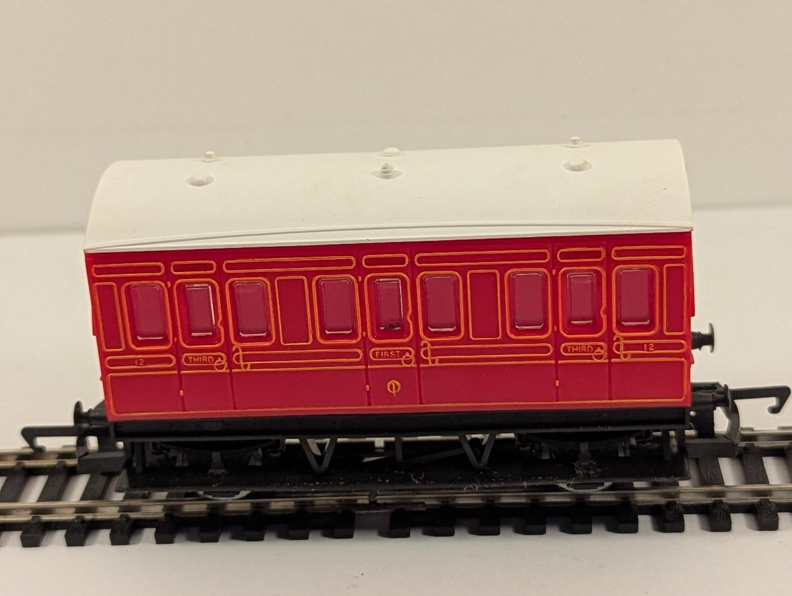 Hornby OO Gauge Compartment Red 4-Wheel Composite Coach Passenger Coach 12