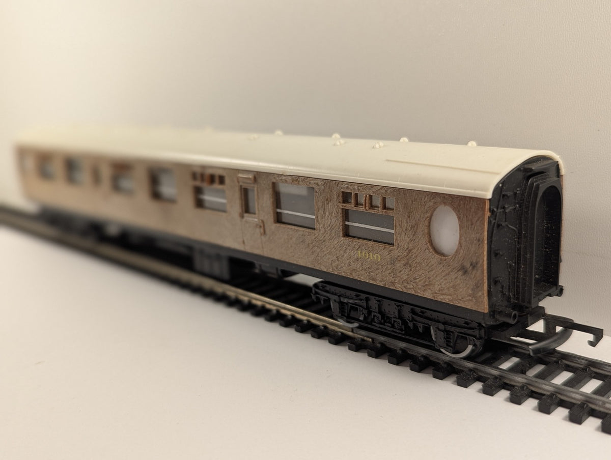 Hornby OO Gauge Gresley Composite Coach Passenger Coach 1010 LNER Teak R477