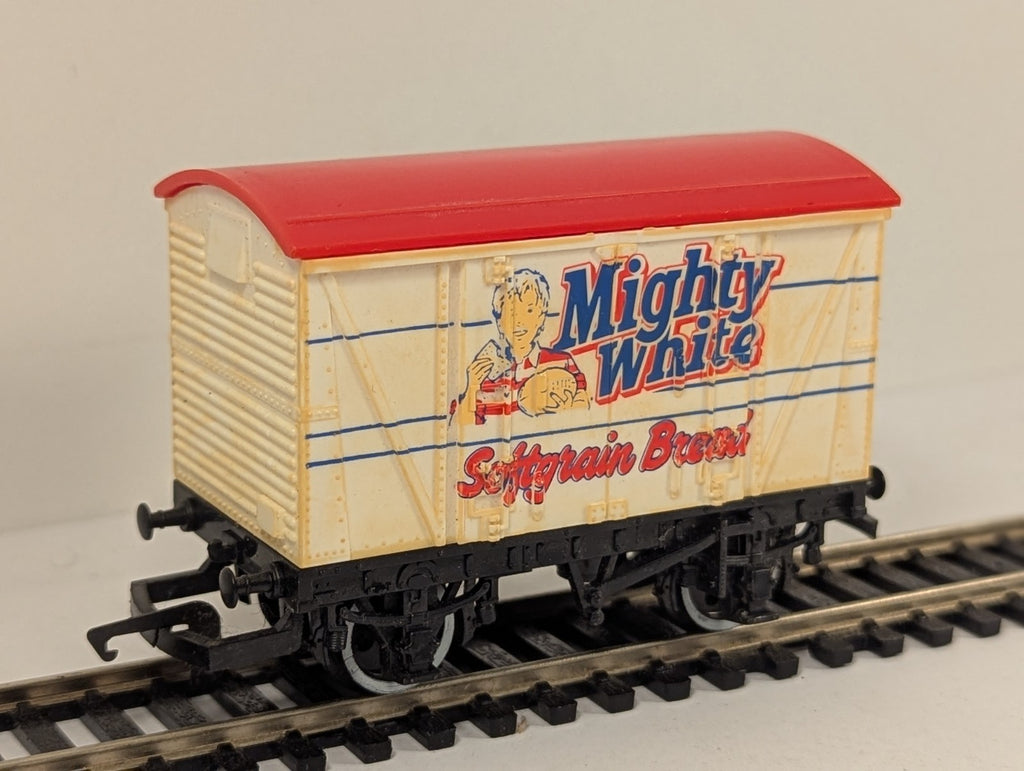 Hornby R726 Mighty White Softgrain Bread Closed Van OO Gauge
