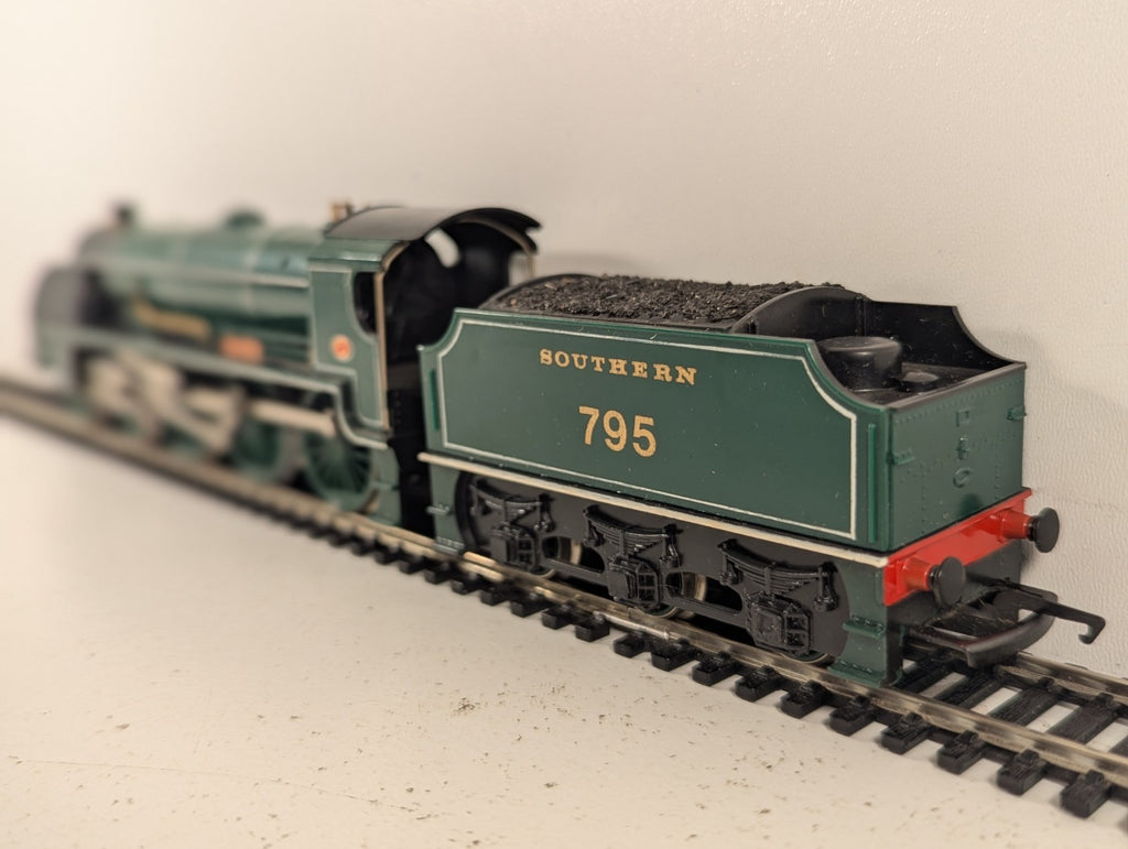 Hornby OO Gauge King Arthur Class 'Sir Dinadan' Steam Locomotive 79