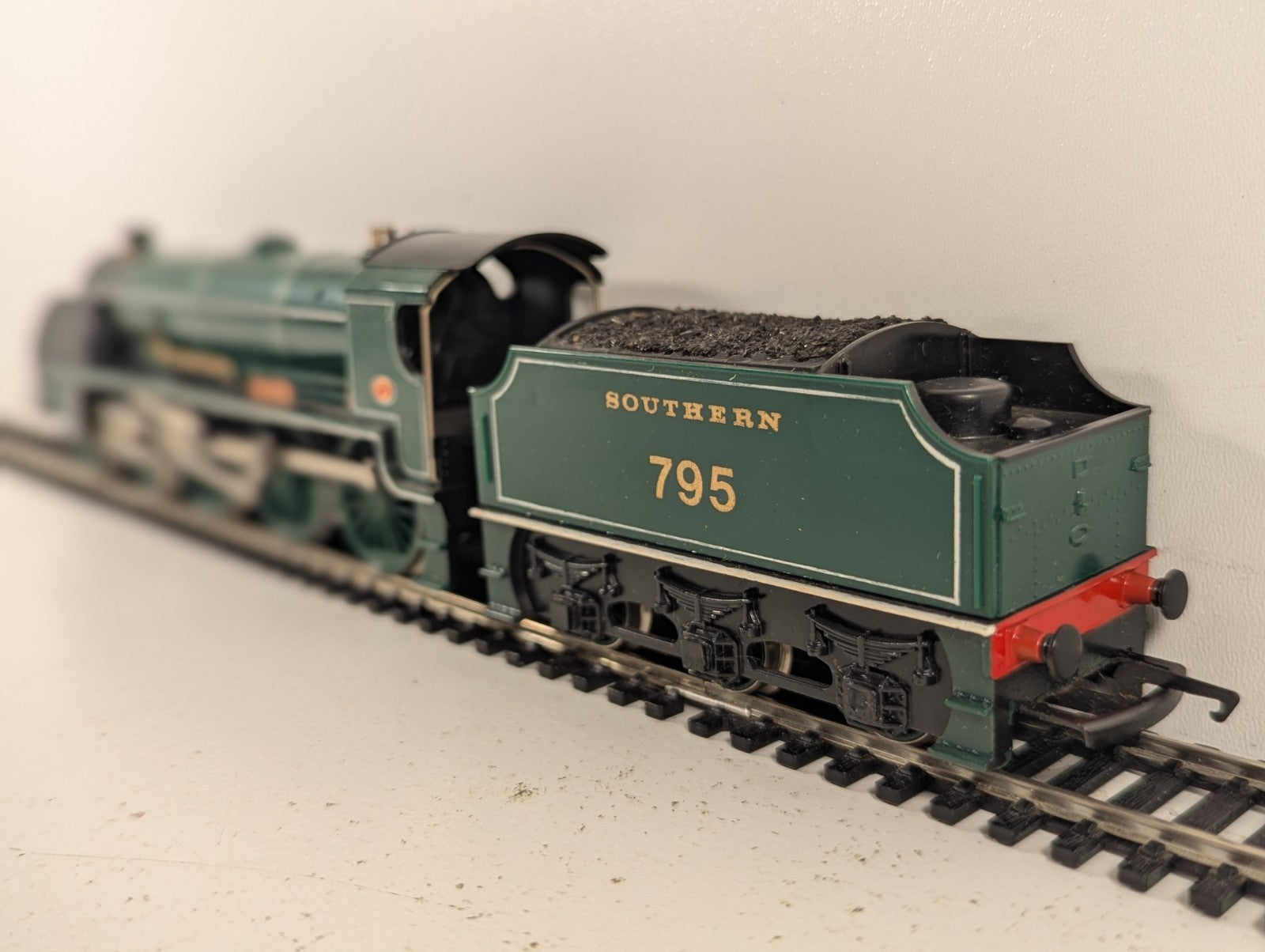Hornby OO Gauge King Arthur Class 'Sir Dinadan' Steam Locomotive 79