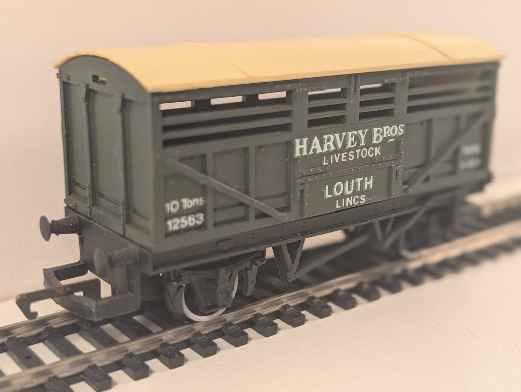 Hornby R.215 ‘Harvey Bros’ Cattle Van