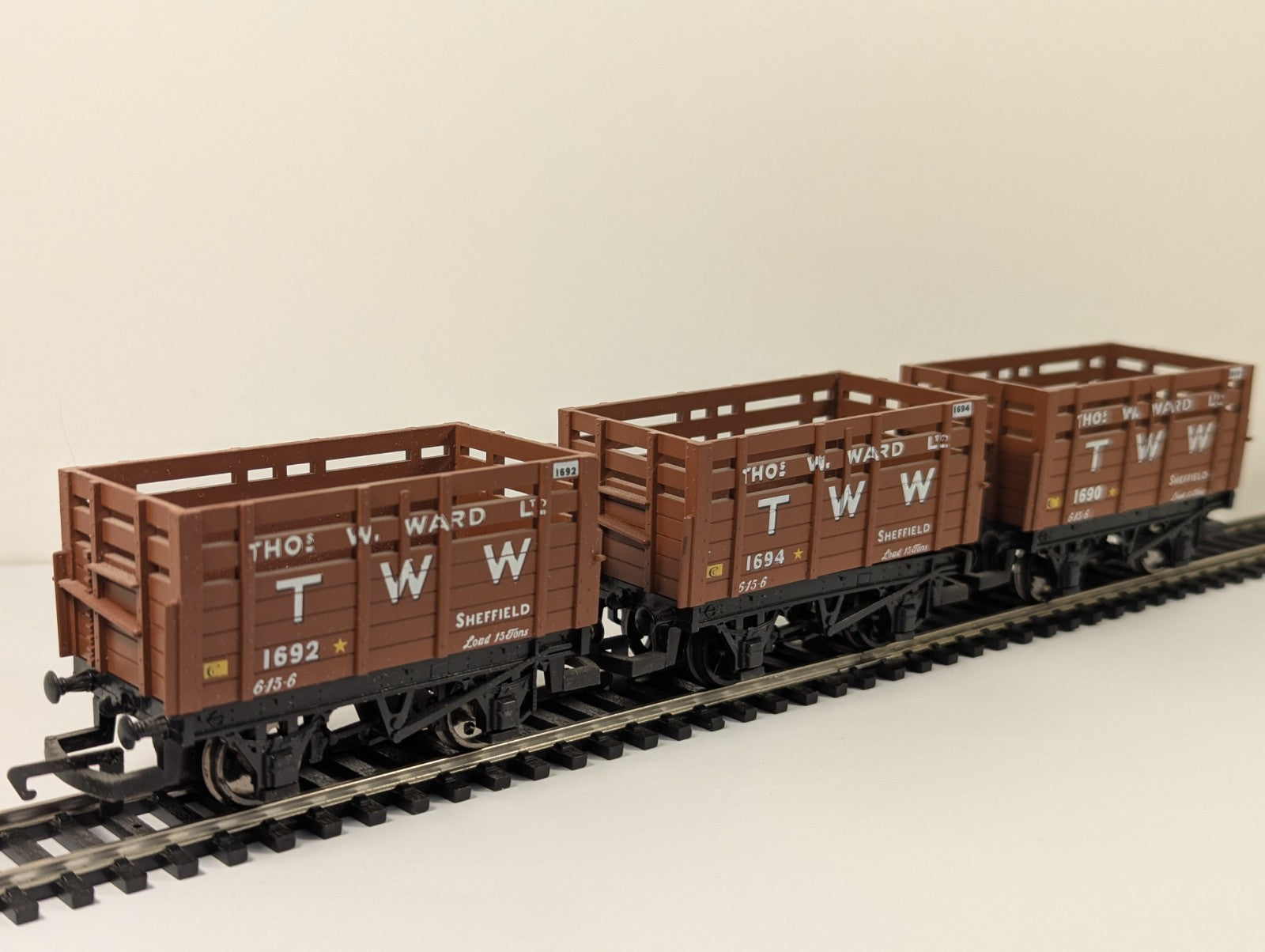 Hornby OO Gauge R6037 Thomas W. Ward Coke Wagon Set (1 Wagon Damaged)