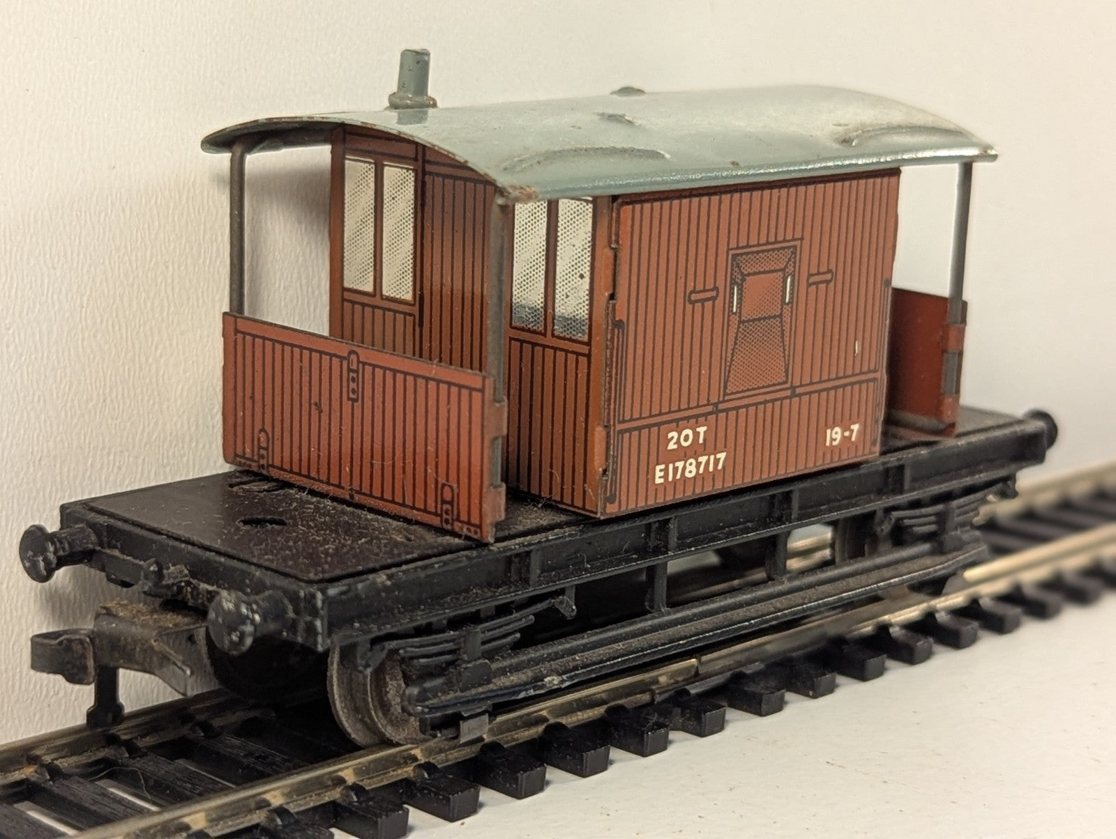 Hornby Dublo OO Gauge Tinplate 20 Ton Goods Brake Van