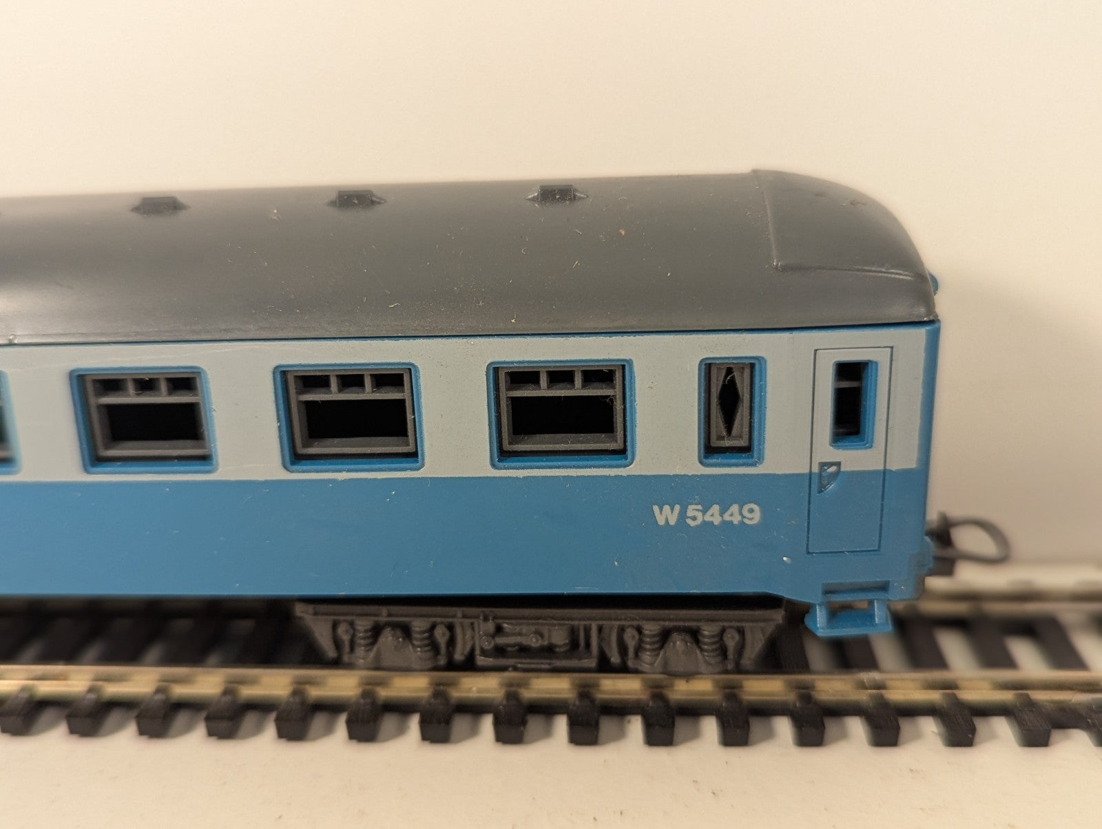 Lima HO Gauge Mk2 Corridor 2nd Coach W5449 InterCity Blue & Grey