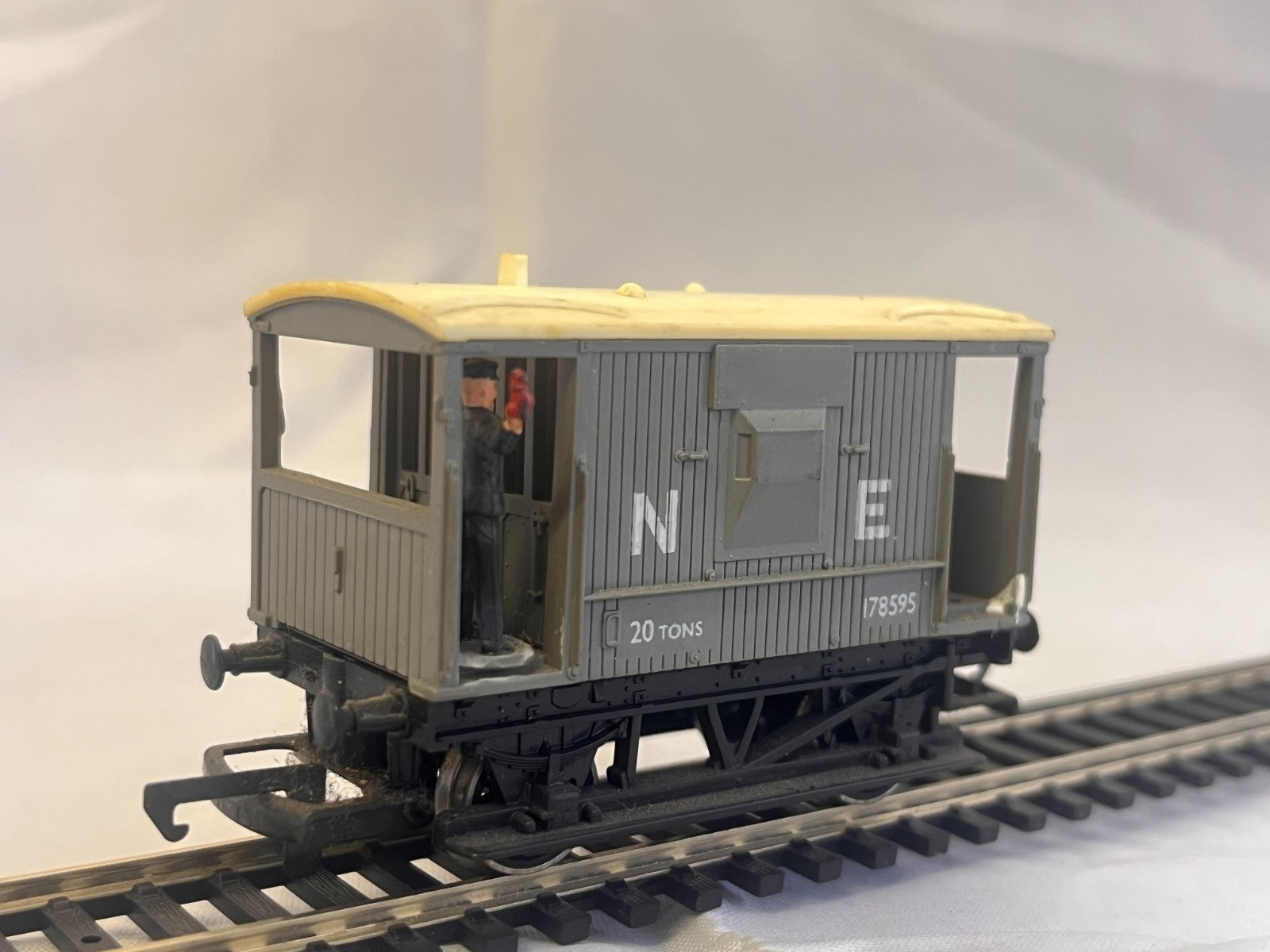 Hornby R215 OO Gauge N.E. Short Brake Van with Figure Boxed