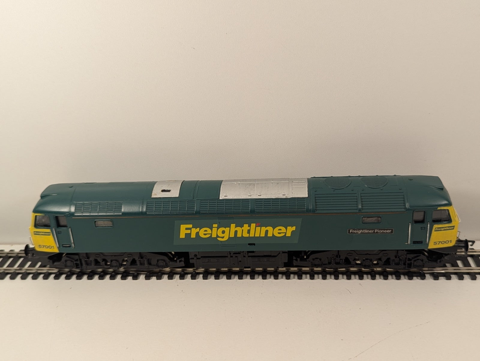 Hornby Class 57 57001 “Freightliner Pioneer” – Repainted – Poor Runner