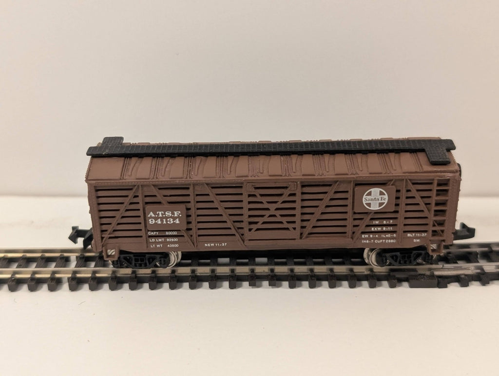 Bachmann 40' Single Door Stock Car “Santa Fe” No. 94134 – N Gauge