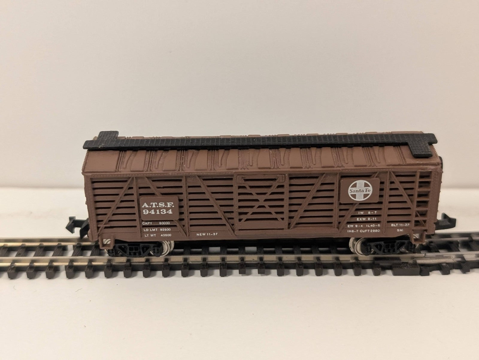 Bachmann 40' Single Door Stock Car “Santa Fe” No. 94134 – N Gauge