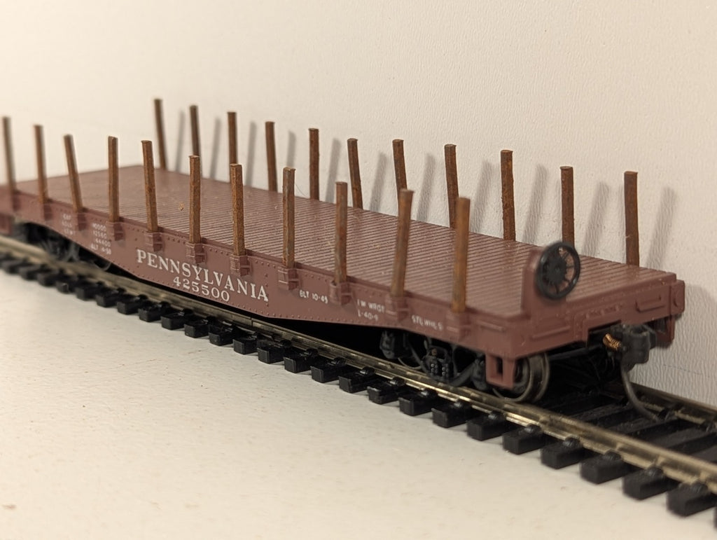 Industrial Rail HO Gauge Pennsylvania Flat Car with Stakes 425500