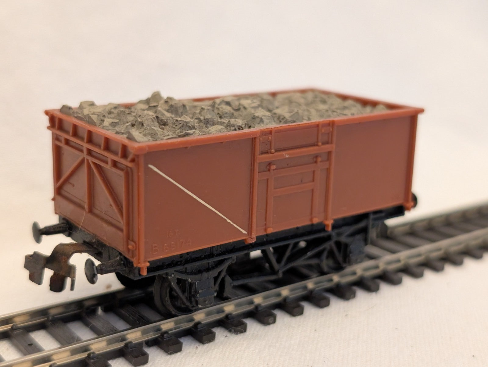 Trix OO Gauge 16-Ton Mineral Wagon Goods Wagon B68174 BR Bauxite