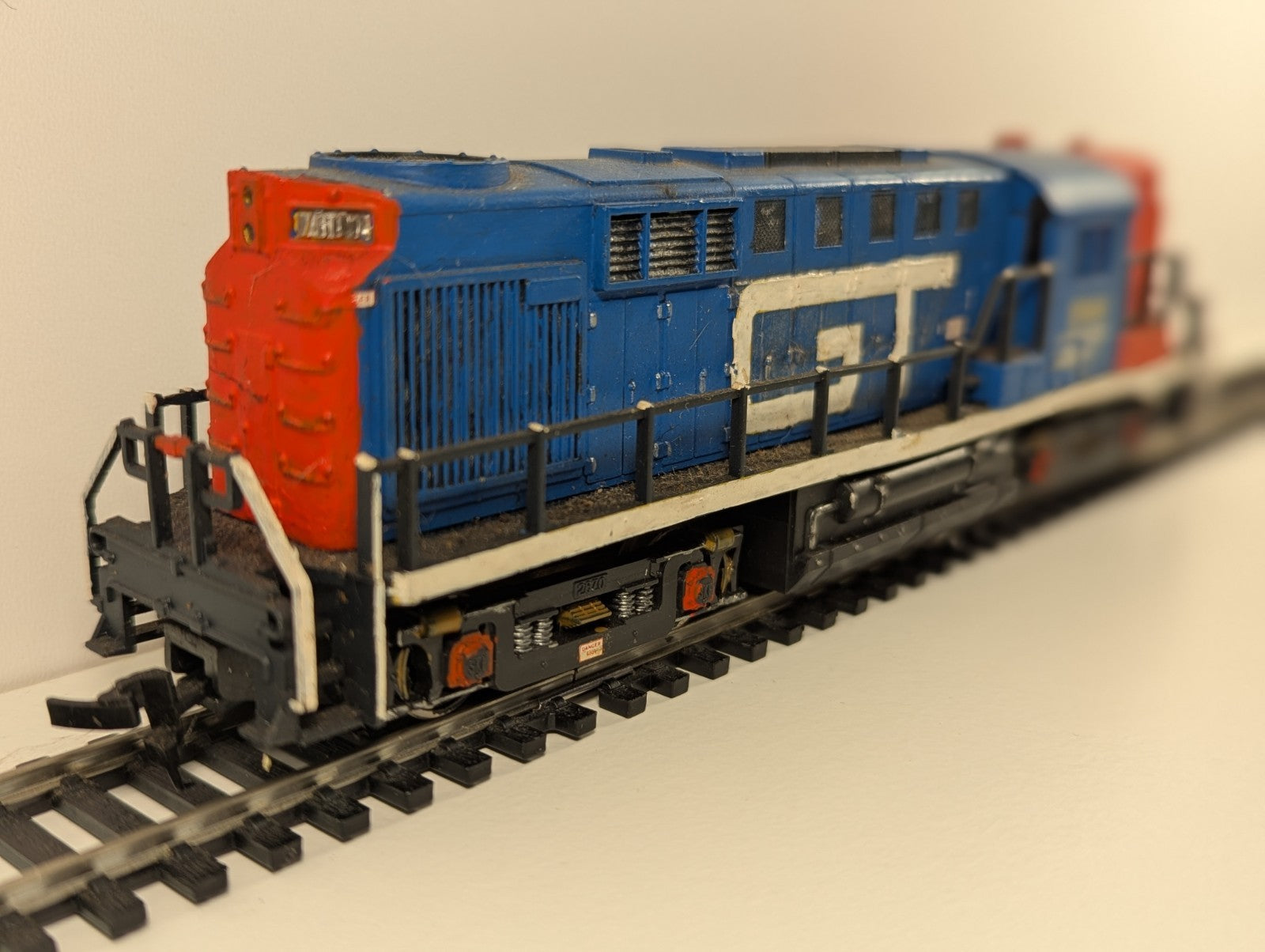AHM – EMD GP9 Phase II Diesel Locomotive (Grand Trunk Western, Repainted)