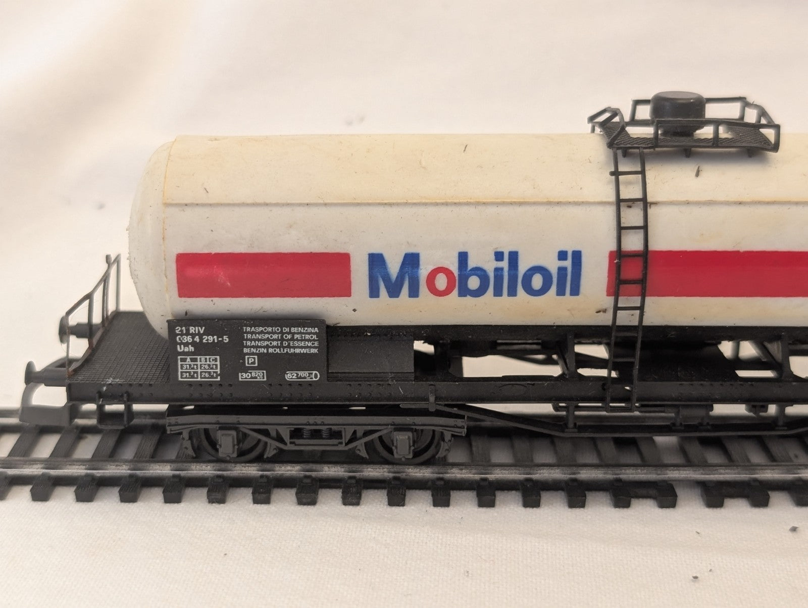 Lima 302903 HO Scale Mobil Oil Single Dome Tank Wagon