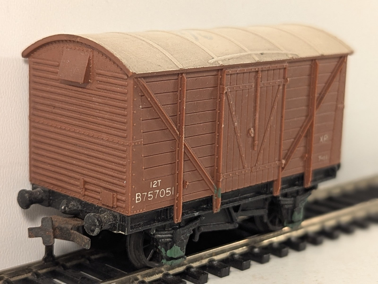 Hornby Dublo OO Gauge BR 12T Ventilated Van Goods Wagon B757051 BR Bauxite 4315