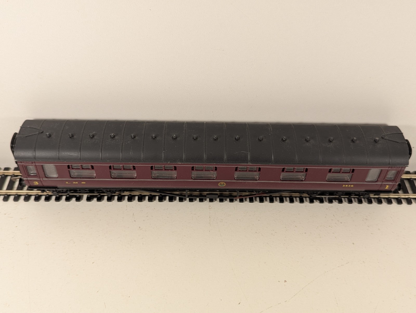 Mainline OO Gauge LMS Maroon Corridor Composite Coach