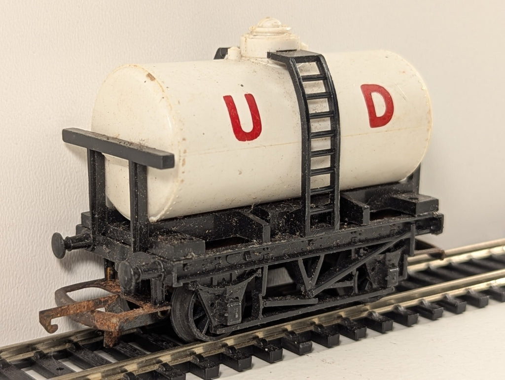 Tri-ang Hornby R15 OO Gauge United Dairies Milk Tanker Wagon – Some Rust