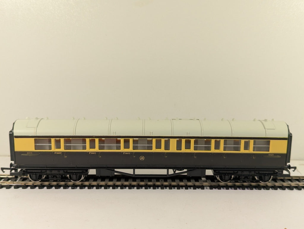 Hornby R429 OO Gauge GWR 57ft Composite Coach Chocolate & Cream Boxed