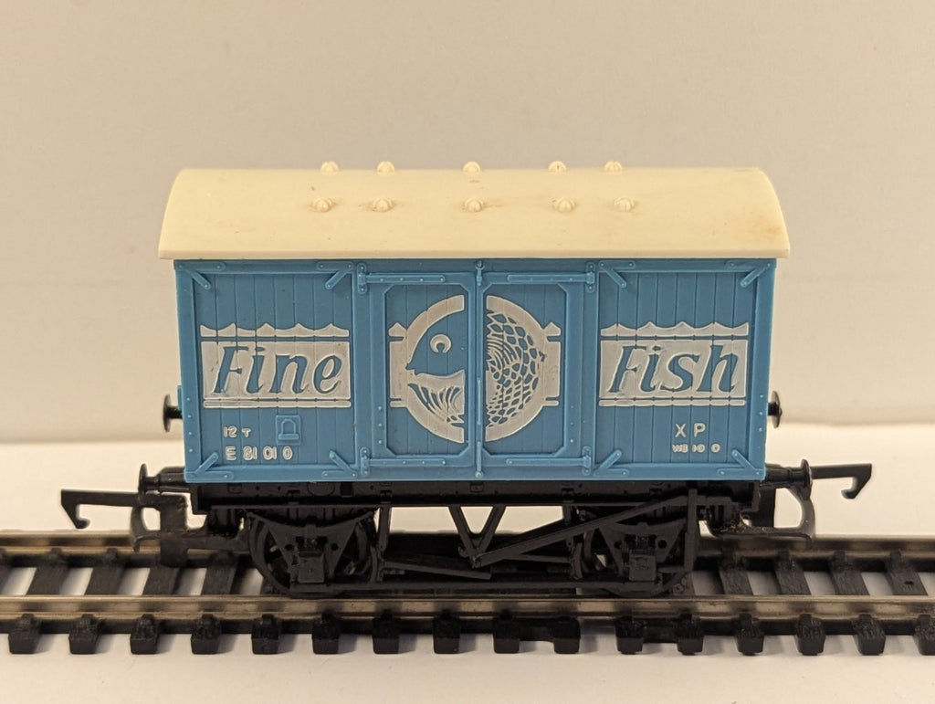 Hornby R118 OO Gauge BR Blue 12T Fine Fish Van E81010