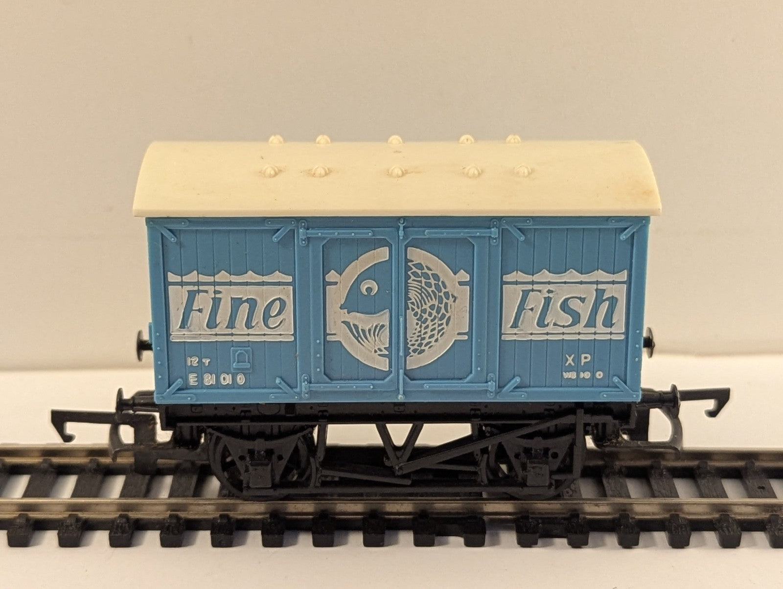 Hornby R118 OO Gauge BR Blue 12T Fine Fish Van E81010