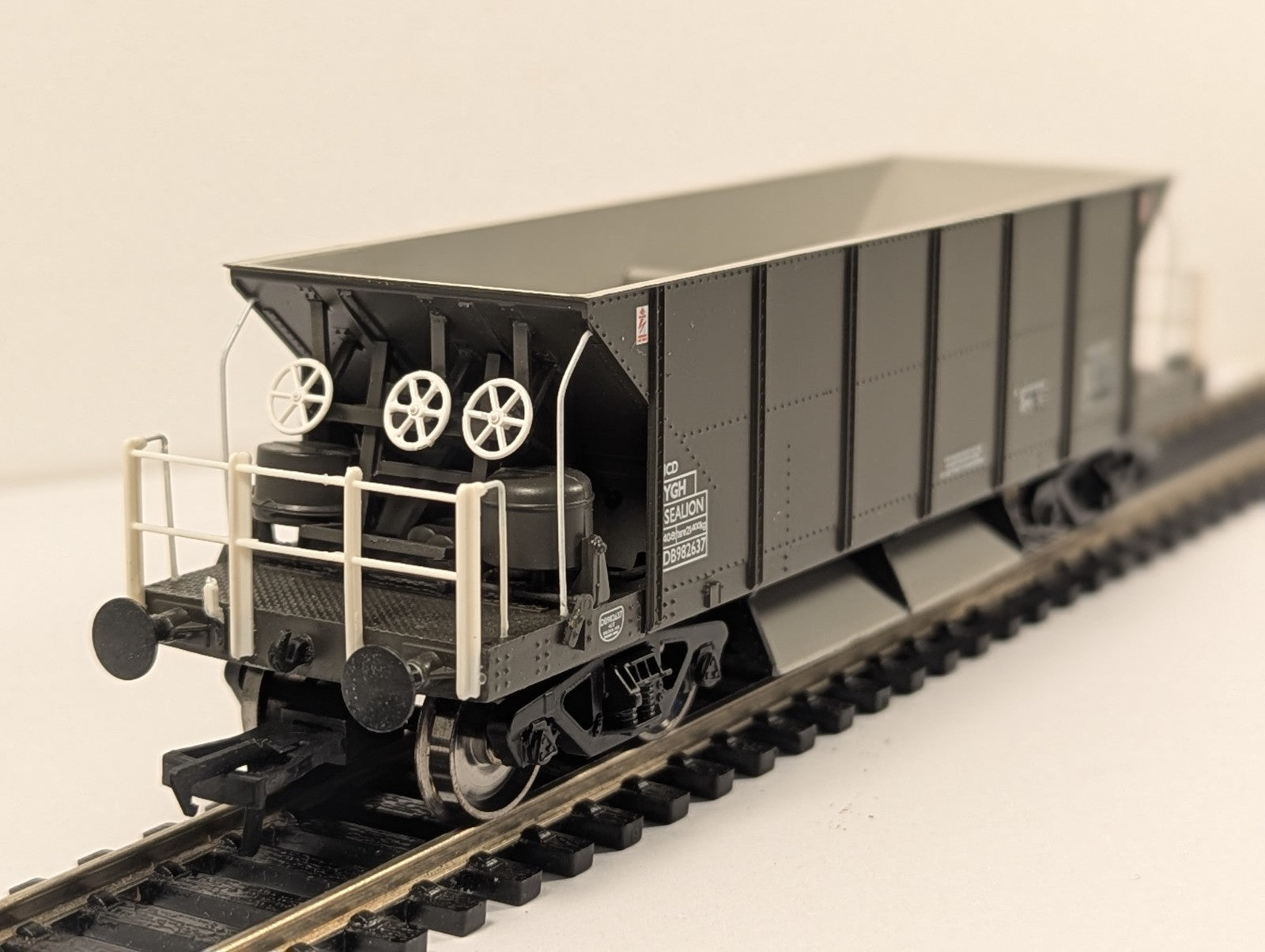 Bachmann 38-130 OO Gauge 40 Ton Sealion YGH Hopper Wagon Olive Green