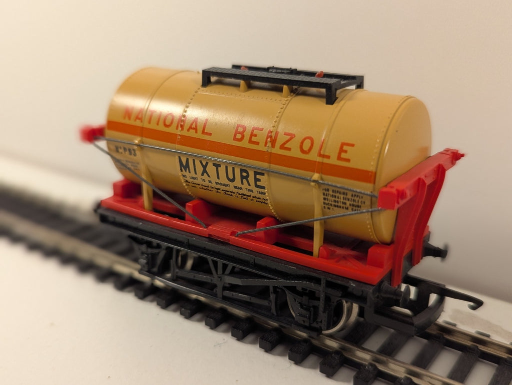 Hornby R221 OO Gauge National Benzole Tank Wagon