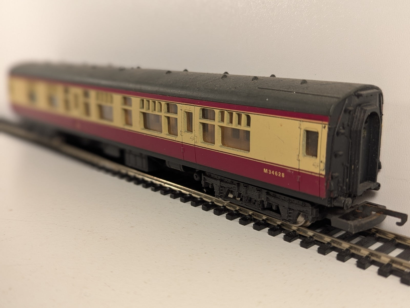 Lima OO Gauge BR Mk1 Corridor First Passenger Coach M34628 BR Crimson