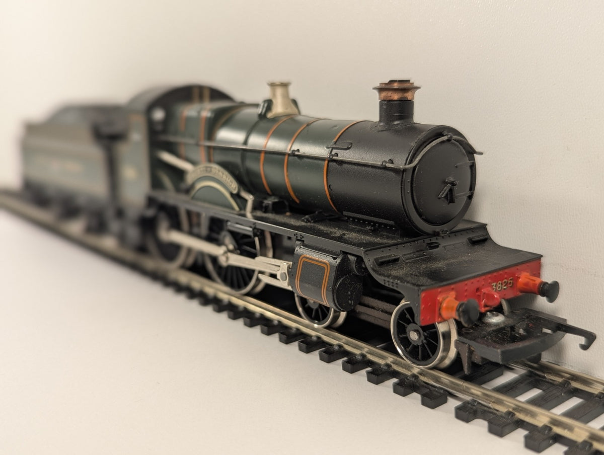 Hornby OO Gauge GWR County Class 4-4-0 'County of Denbigh' Steam Locomotive 3825