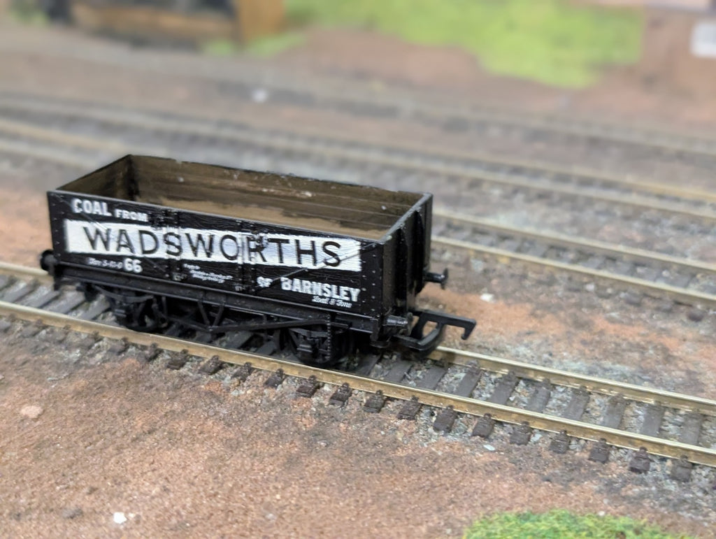 Mainline 37176 5 Plank Wagon Wadsworths 66 black OO Gauge