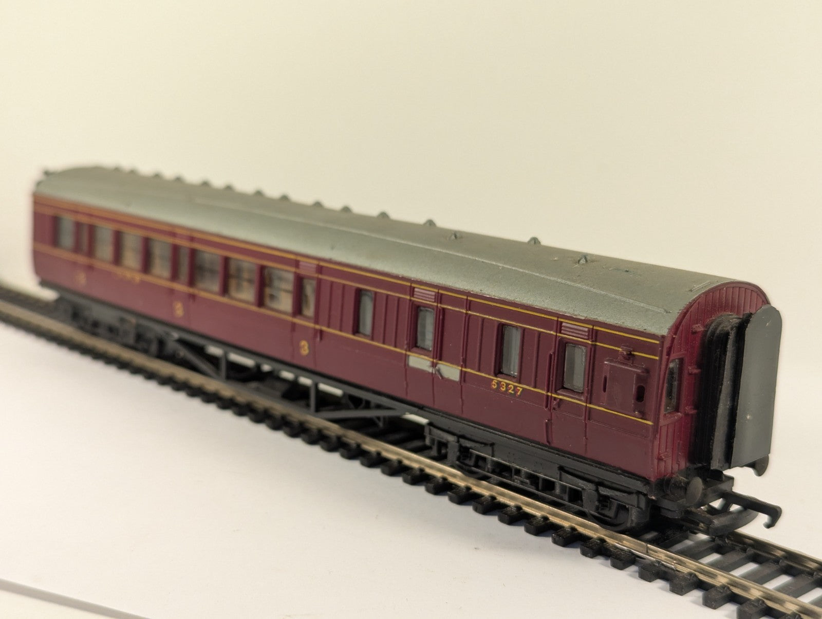 Mainline 37-110 OO Gauge LMS 57ft 3rd Class Brake Corridor Coach Crimson