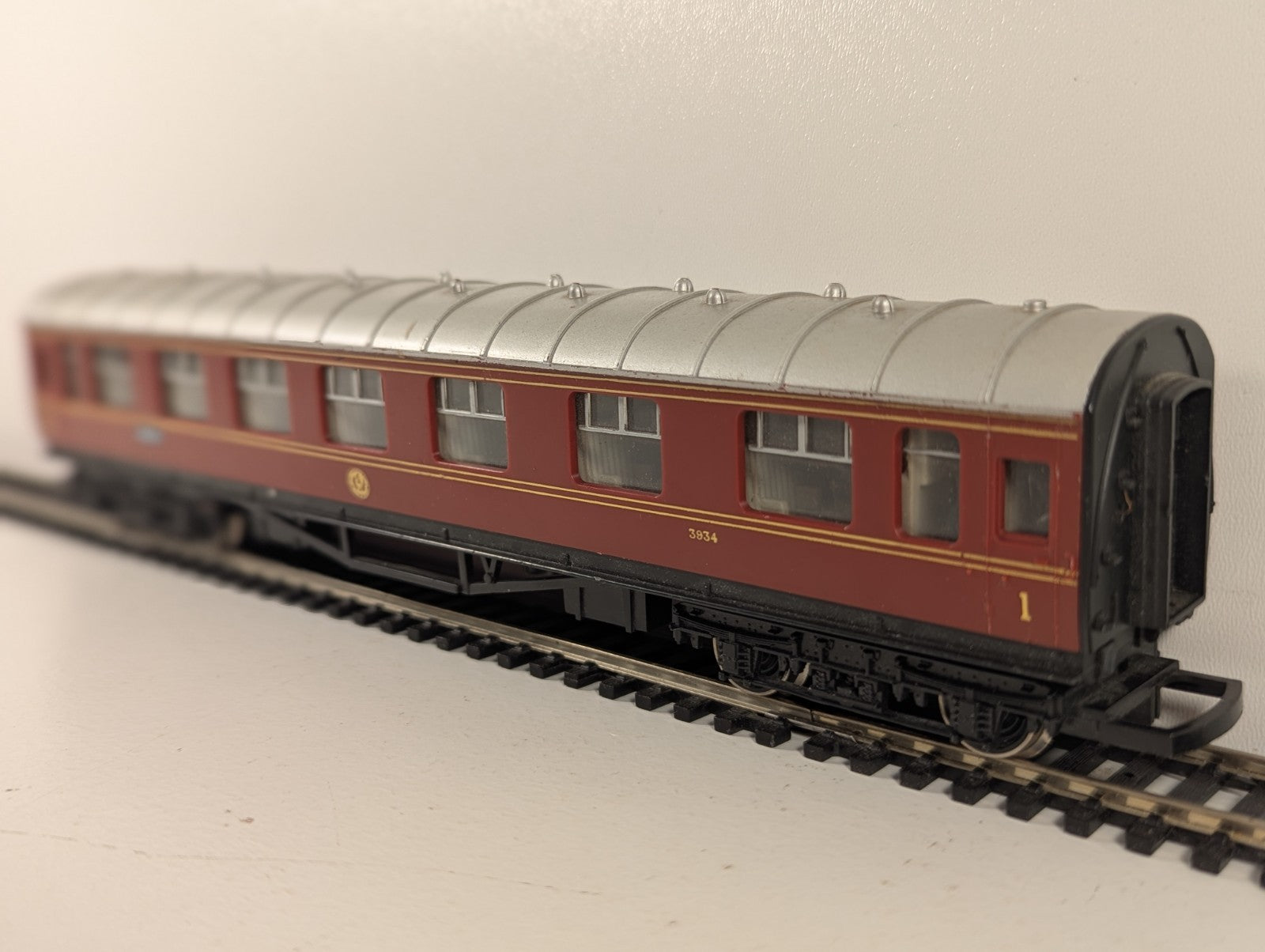 Hornby OO Gauge LMS Crimson Brake 3rd Coach