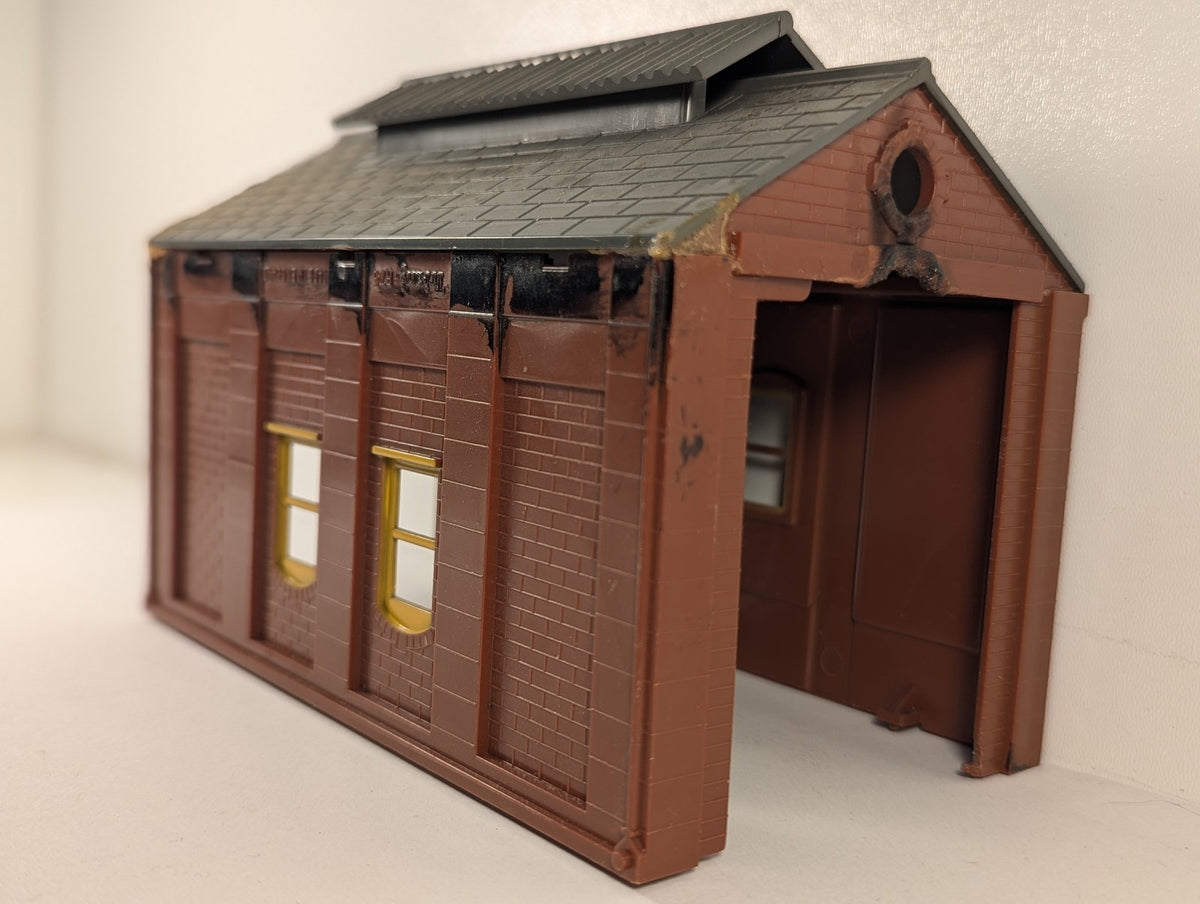 Tri-ang OO Gauge Engine Shed R76