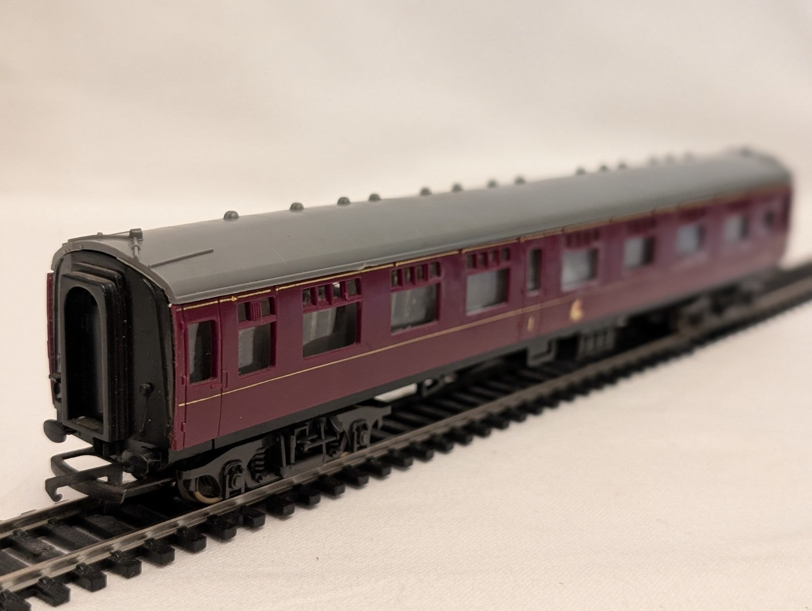 Trix Mk1 Composite Corridor M16171 model railway coach in BR maroon livery