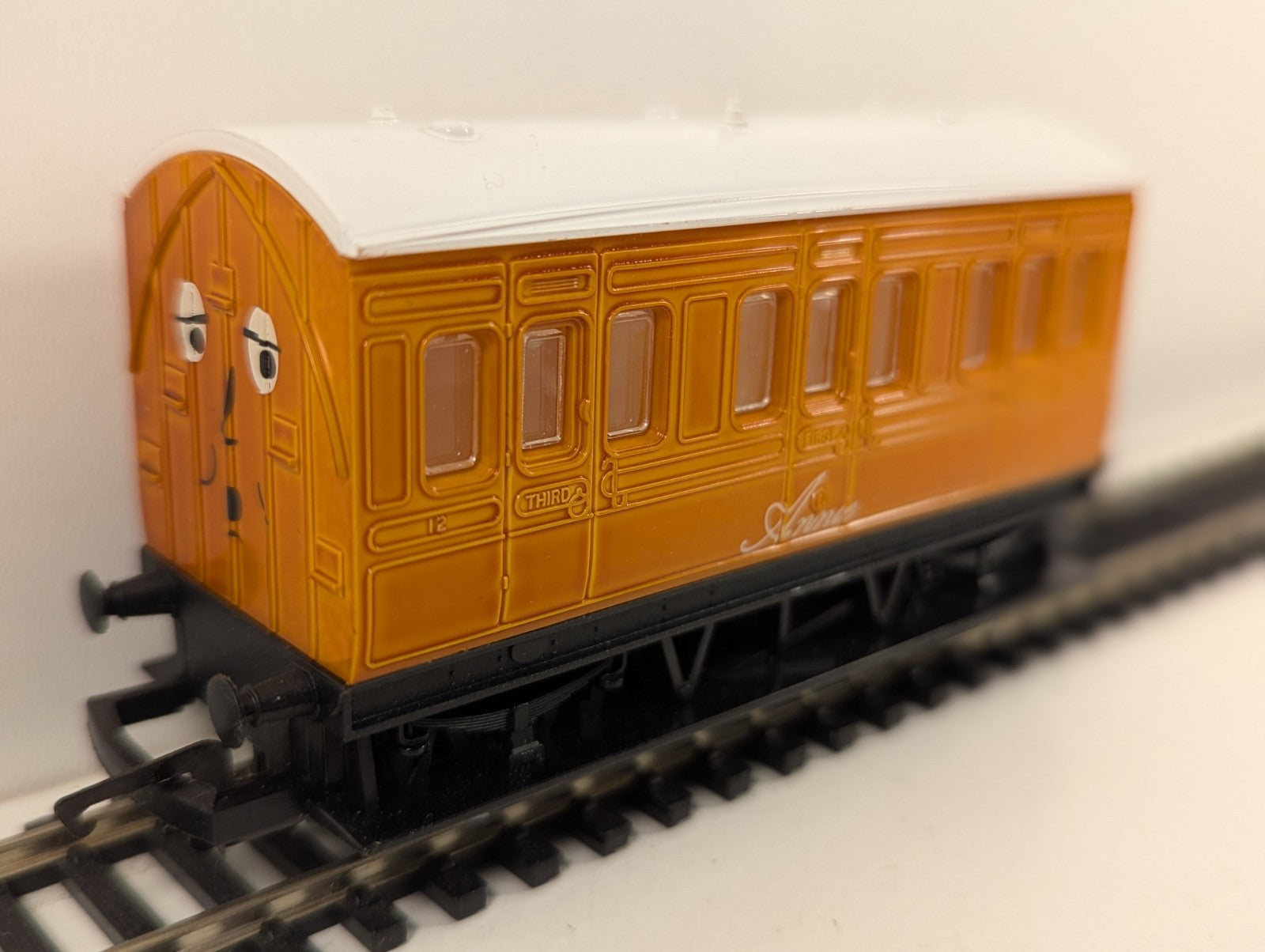Hornby R110 OO Gauge Thomas & Friends Annie Coach