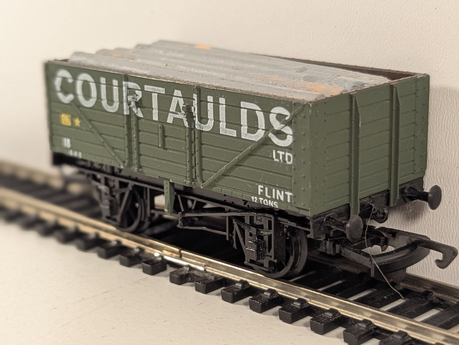 Dapol B169 OO Gauge Courtaulds 7 Plank Wagon - Boxed