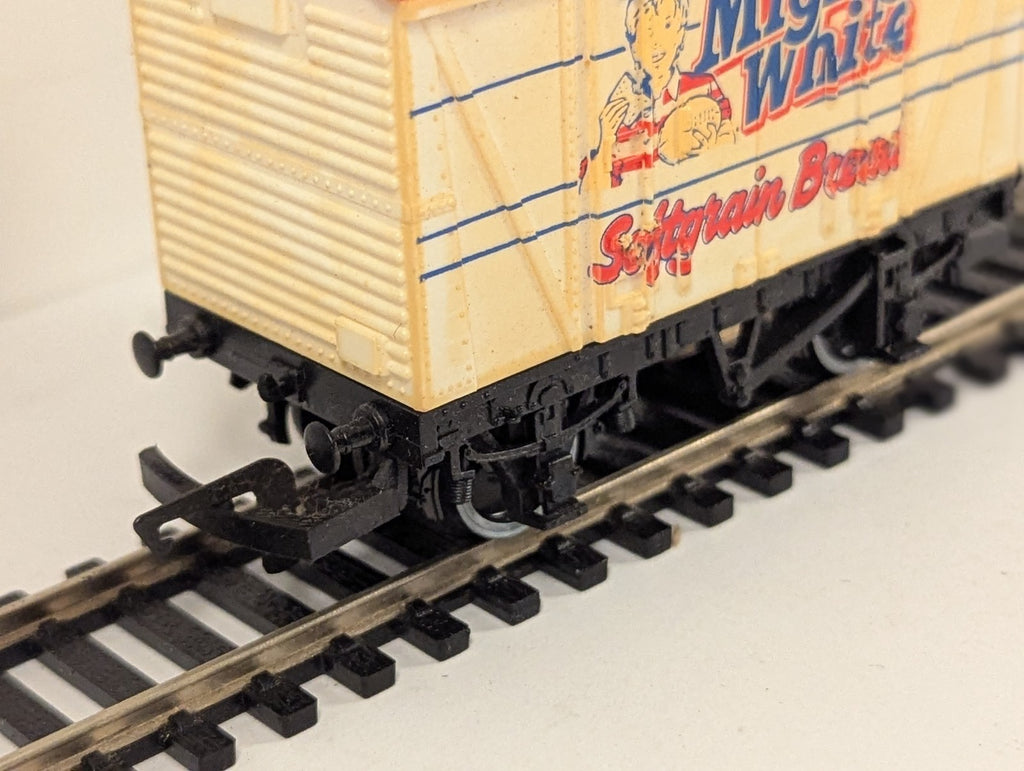 Hornby R726 Mighty White Softgrain Bread Closed Van OO Gauge