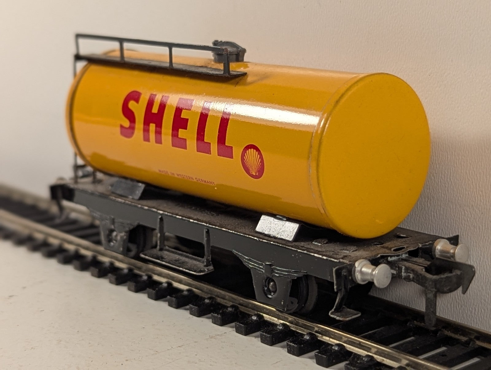 Fleischmann 5031 HO Gauge Shell Tanker Wagon