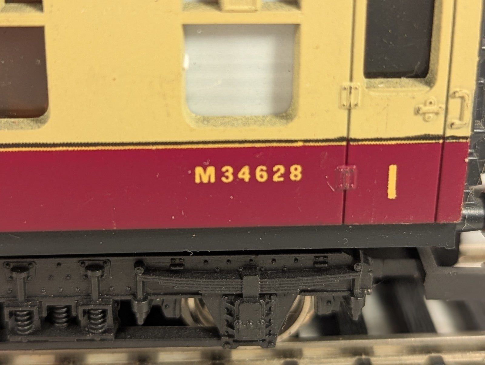 Lima OO Gauge LMS Stanier Corridor First Passenger Coach M34628