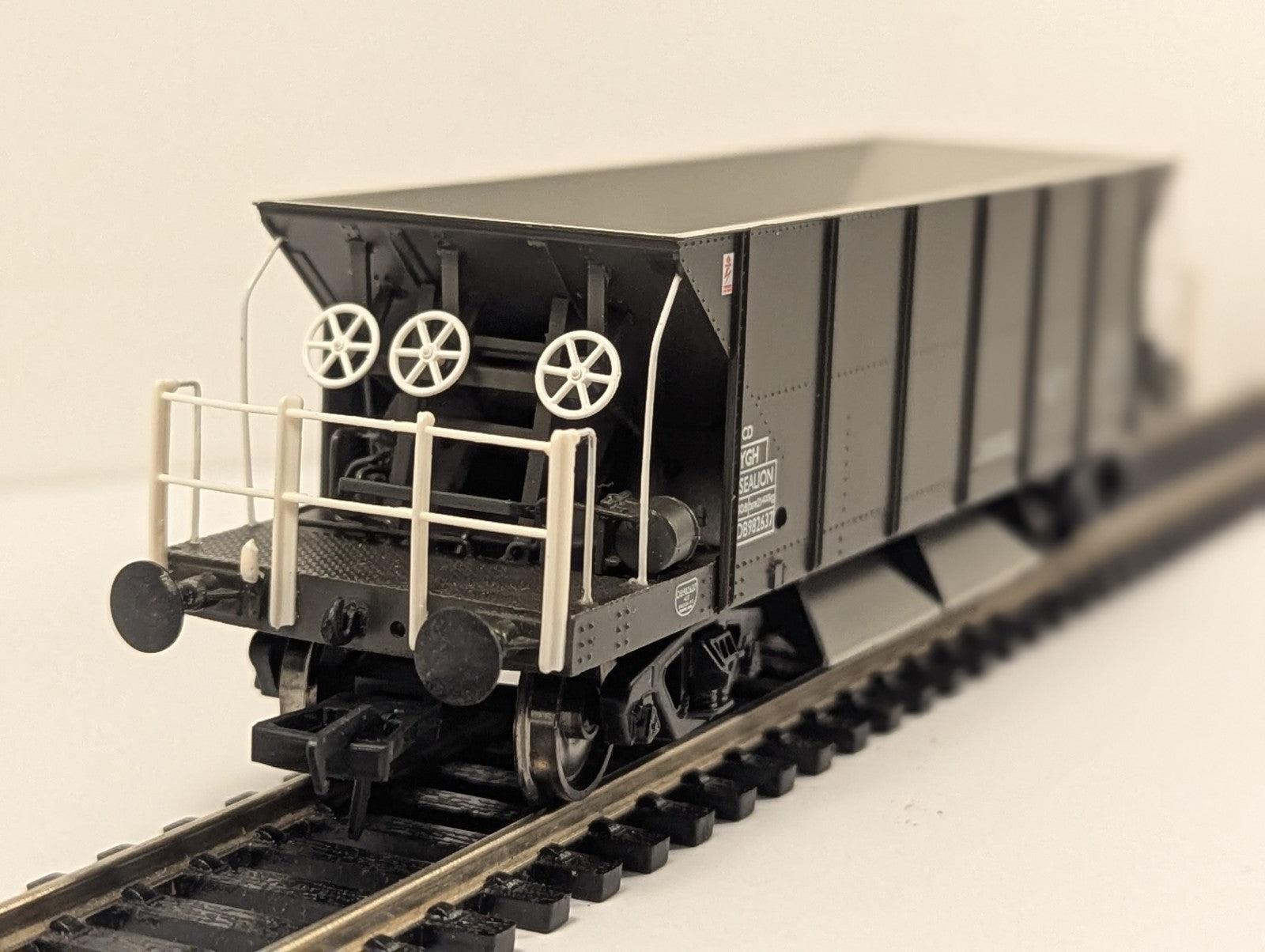 Bachmann 38-130 OO Gauge 40 Ton Sealion YGH Hopper Wagon Olive Green